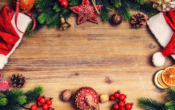 Рождественские украшения звезды шары звенящие колокольчики шляпа ели и сосновый конус — стоковое фото