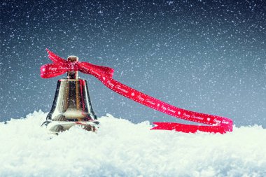 Noel. Noel zamanı. Noel çan kırmızı kurdele ve karlı arka plan ile. Mutlu Noel metin