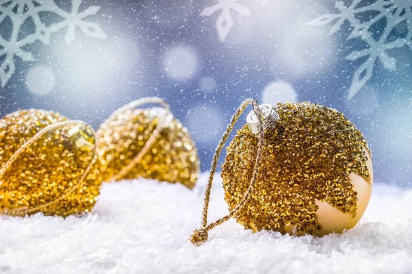 Weihnachten. Weihnachtszeit. Luxus-Weihnachtskugel im Schnee und verschneite abstrakte Szenen — Stockfoto