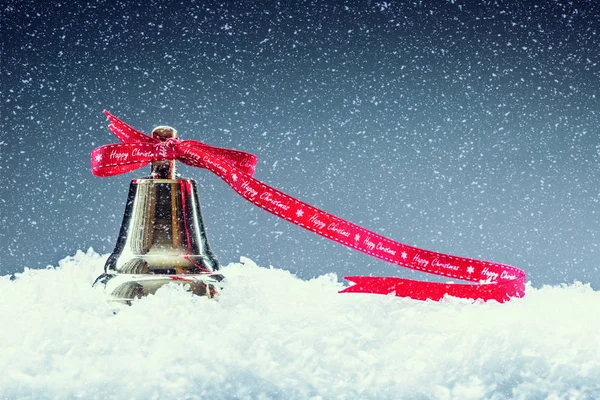 No Natal. Tempo de Natal. Sino de Natal com fita vermelha e fundo nevado. Feliz Natal texto — Fotografia de Stock