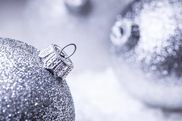 Weihnachten. Weihnachtszeit. Luxus-Weihnachtskugel im Schnee und verschneite abstrakte Szenen — Stockfoto