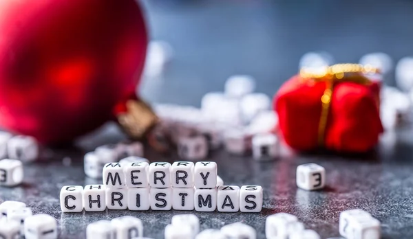 Natale. Tempo di Natale. Decorazione natalizia.Le parole Buon Natale con decorazioni rosse di Natale — Foto Stock