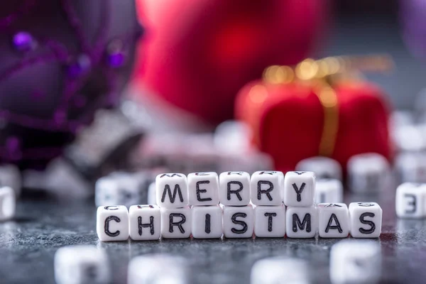 Natale. Tempo di Natale. Decorazione natalizia.Le parole Buon Natale con decorazioni rosse di Natale — Foto Stock