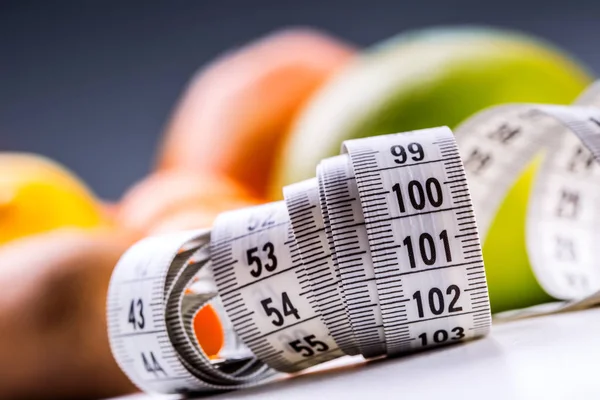측정 테이프 및 백그라운드에서 신선한 과일. 신선한 열 대 과일로 건강 한 라이프 스타일 다이어트 — 스톡 사진