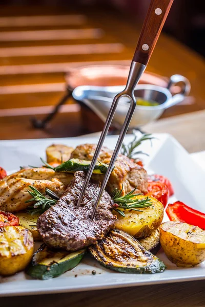 Beef Steak. Sirloin steak. Delicious juicy beef steak on fork. grill  vegetables — Stock Photo, Image