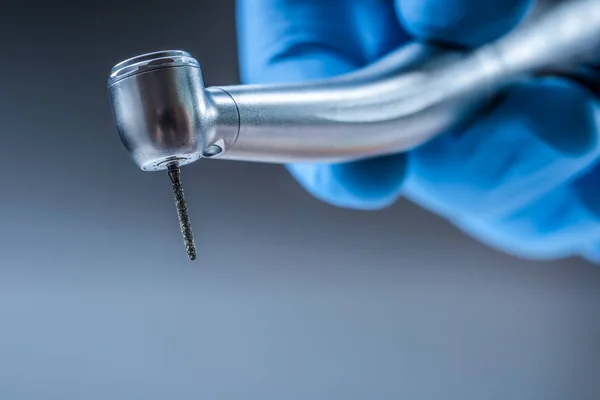 Instrumentos dentários. Denta turbina de alta velocidade. Bur cilindro de diamante dental com peça de mão — Fotografia de Stock