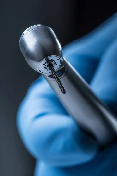 Instrumentos dentários. Denta turbina de alta velocidade. Bur cilindro de diamante dental com peça de mão — Fotografia de Stock