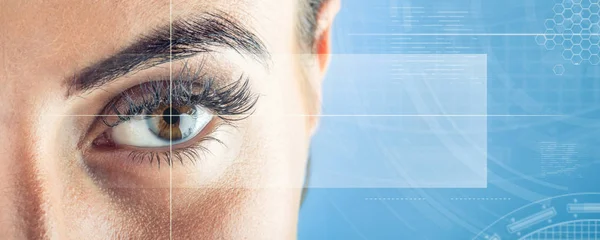 Zbliżenie: oko kobiety. makro piękne female oko. Nowa koncepcja futurystyczny i technologii — Zdjęcie stockowe