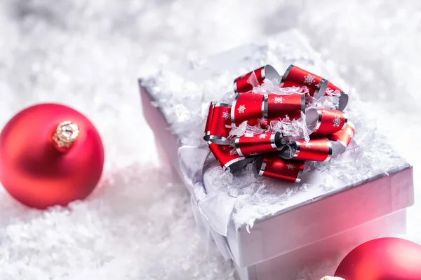 Caixa de presente de Natal com bolas de Natal em cena nevada abstrata — Fotografia de Stock