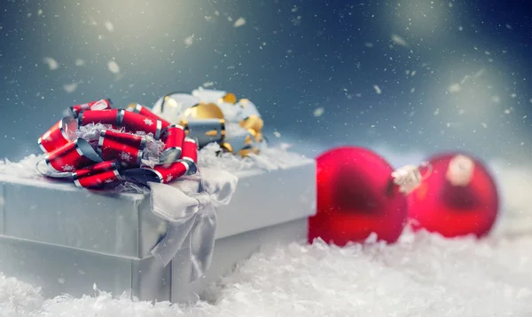 Christmas presentask med julgranskulor i abstrakt snöiga scen — Stockfoto