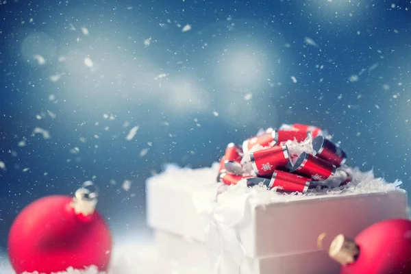 Coffret cadeau de Noël avec boules de Noël dans une scène neigeuse abstraite — Photo