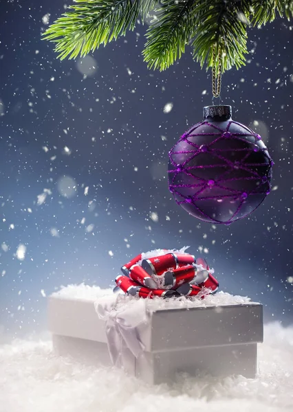 Jul. Christmas presentbox i abstrakt snöiga scen. Juletid — Stockfoto