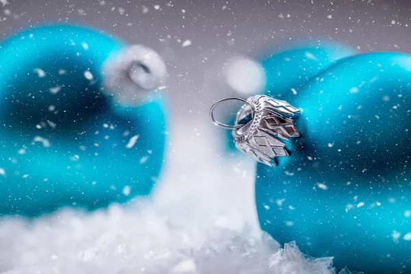 No Natal. Tempo de Natal. Bolas de Natal azuis na neve e cenas abstratas nevadas — Fotografia de Stock