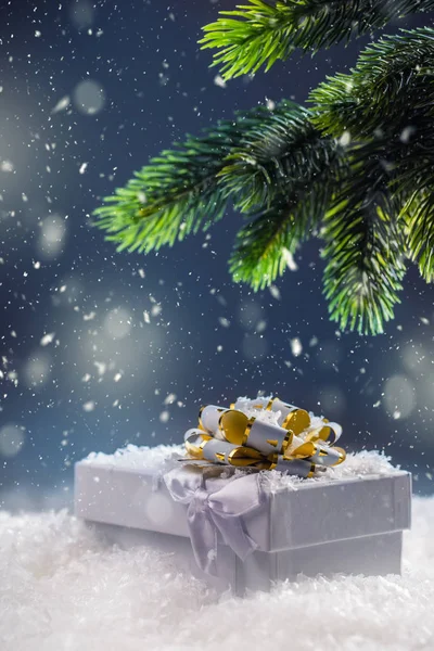 Χριστούγεννα. Πλαίσιο δώρο Χριστουγέννων στην αφηρημένη χιονισμένο σκηνή. Χριστούγεννα του χρόνου — Φωτογραφία Αρχείου