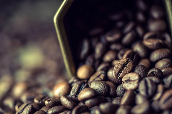 Kávé. Szemes kávé. Kiömlött kávé bab. Tónusú fénykép — Stock Fotó
