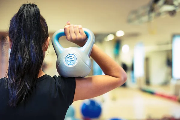 Kettlebell fitness training mooie jonge vrouw in een sportschool — Stockfoto