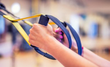 Trx. erkek spor salonunda fitness Trx askıları ile eller