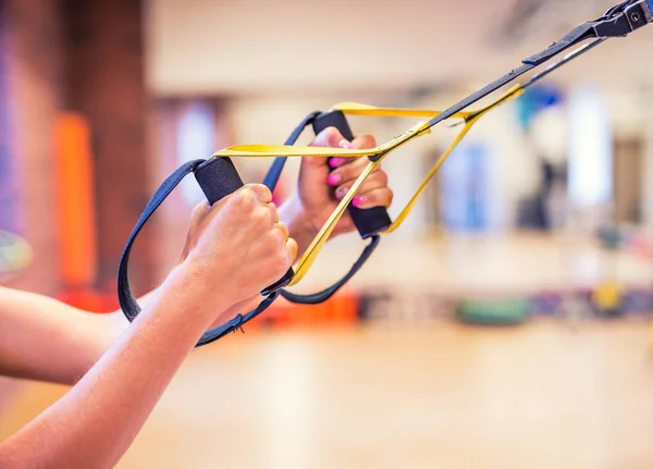 Trx. Frauenhände mit Fitness-Trx-Gurten im Fitnessstudio — Stockfoto