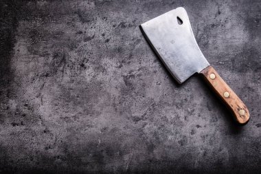 Kasap. Vintage kasap et cleavers karanlık beton veya ahşap mutfak gemide bez havlu ile
