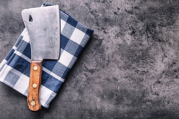 Slaktaren. Vintage slaktare kött SNÄRJMÅRA med trasa handduk mörk betong eller trä kök ombord — Stockfoto