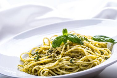 Spagetti. Ev yapımı pesto sos zeytinyağı ve fesleğen yaprakları ile spagetti