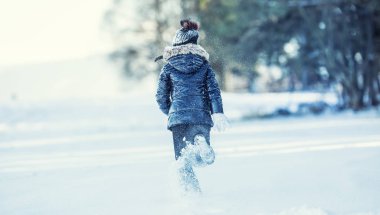 Genç kız kar ile oynuyor. Güzellik kış mutlu kız kar soğuk kış park veya açık havada. Kız ve kış soğuk hava