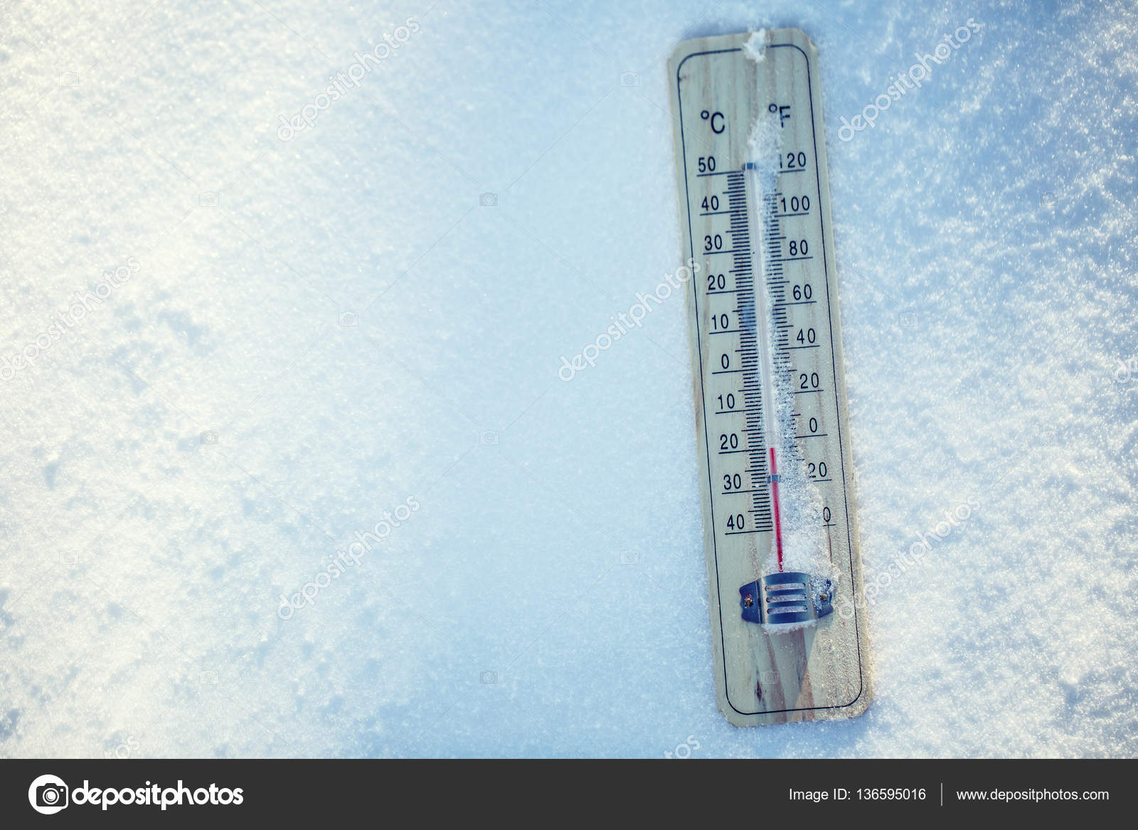 L'heure D'hiver Thermomètre Sur Neige Avec Arrière-plan Flou Montre De  Basses Températures Celsius Et Farenheit