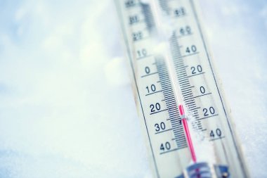 Termometre karda düşük sıcaklık altında sıfır gösterir. Düşük sıcaklık santigrat derece fahrenheit cinsinden. Soğuk kış hava yirmi sıfır altında
