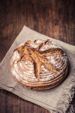 Bread.Fresh yuvarlak ahşap masa üzerinde kimyon ile gevrek ekmek