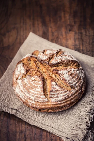 Bread.Fresh yuvarlak ahşap masa üzerinde kimyon ile gevrek ekmek