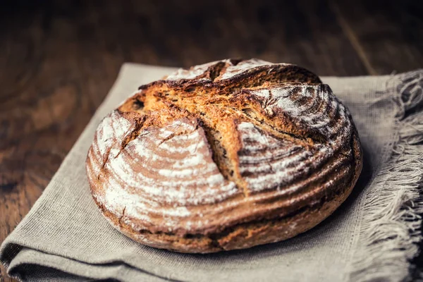 Bread.Fresh yuvarlak ahşap masa üzerinde kimyon ile gevrek ekmek