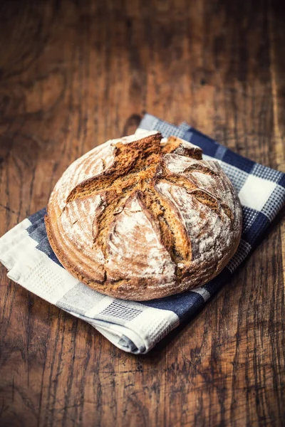 Bread.Fresh yuvarlak ahşap masa üzerinde kimyon ile gevrek ekmek