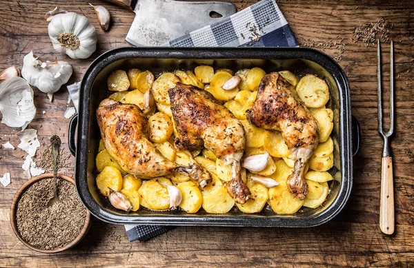 Been van de gebraden kip met aardappelen met karwij en knoflook — Stockfoto