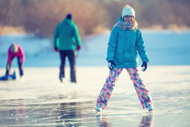 Buz pateni. Genç kız bir doğal göl donmuş buz pateni