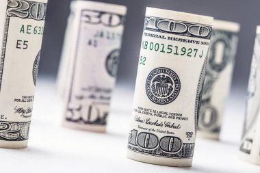 Dolar. Doları banknot diğer konumlarda rulo. Beyaz tahta ve ufuk arka plan üzerinde Amerikan bize para birimi