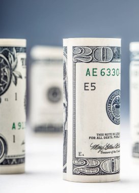 Dolar. Doları banknot diğer konumlarda rulo. Beyaz tahta ve ufuk arka plan üzerinde Amerikan bize para birimi