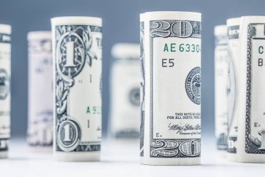 Dolar. Doları banknot diğer konumlarda rulo. Beyaz tahta ve ufuk arka plan üzerinde Amerikan bize para birimi