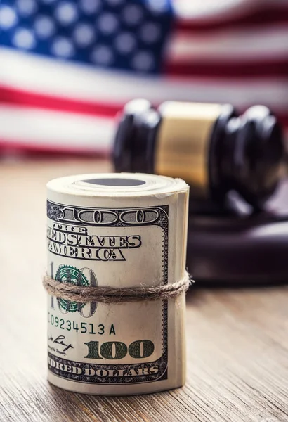 Judge's hammer gavel. Justice dollars banknotes and usa flag in the background. Court gavel and rolled banknotes. Still life of a bribery, corruption in the US judicial system — Stock Photo, Image