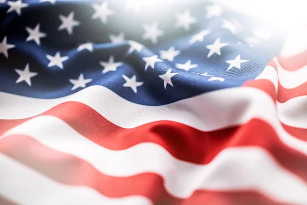Σημαία των ΗΠΑ. Αμερικανική σημαία. Αμερικανική σημαία Ανεμος φυσά. Close-up. Studio που γυρίστηκε. — Φωτογραφία Αρχείου
