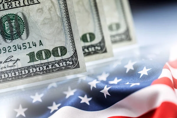 Conceito Bancário Americano. Dólares americanos e Estados Unidos da América Bandeira — Fotografia de Stock