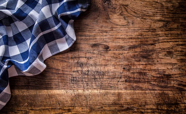 Vue du dessus de la nappe à carreaux ou de la serviette sur une table en bois vide — Photo