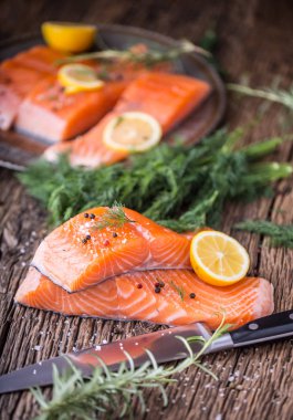 Somon Balık... Çiğ somon fileto biber tuz dereotu limon biberiye ahşap tablo