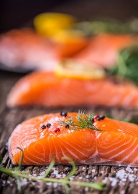 Somon Balık... Çiğ somon fileto biber tuz dereotu limon biberiye ahşap tablo