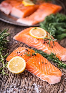 Somon Balık... Çiğ somon fileto biber tuz dereotu limon biberiye ahşap tablo