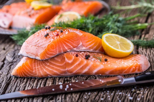 Lax fisk... Rå laxfilé peppar salt dill citron rosmarin på träbord — Stockfoto