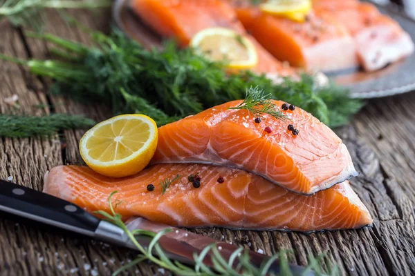 Lax fisk... Rå laxfilé peppar salt dill citron rosmarin på träbord — Stockfoto