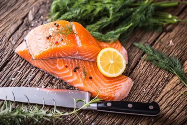 Lax fisk... Rå laxfilé peppar salt dill citron rosmarin på träbord — Stockfoto