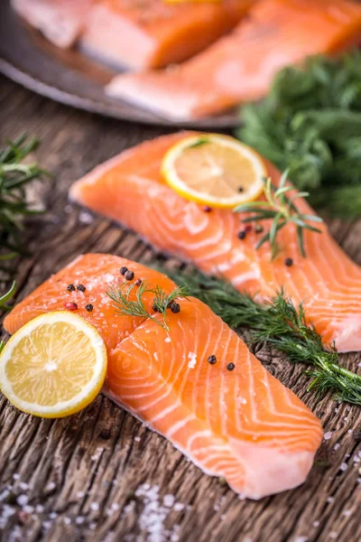 Lax fisk... Rå laxfilé peppar salt dill citron rosmarin på träbord — Stockfoto