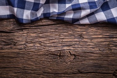 Boş tahta masada damalı masa örtüsü veya peçete Üstten Görünüm