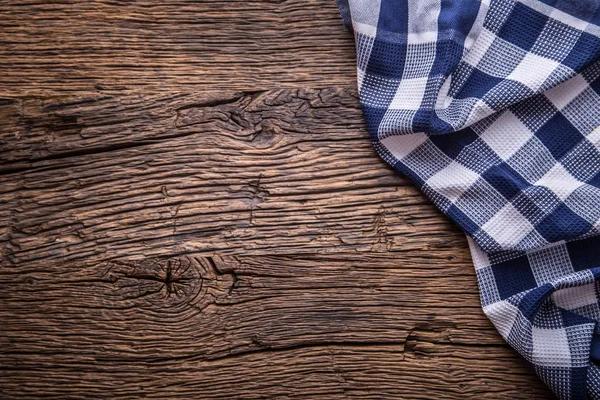 Vue du dessus de la nappe à carreaux ou de la serviette sur une table en bois vide — Photo